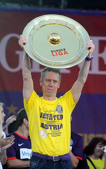 Auf Meisterfeier am Rathausplatz in Wien jubelte Peter Stöger mit der Schale, in der neuen Saison trainiert er den 1. FC Köln.