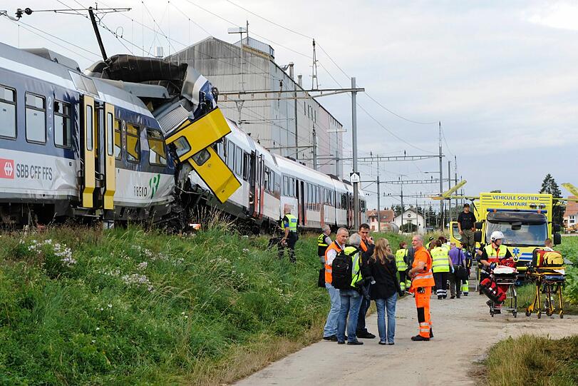 Im Westen der Schweiz sind zwei Regionalzüge frontal zusammengestoßen.