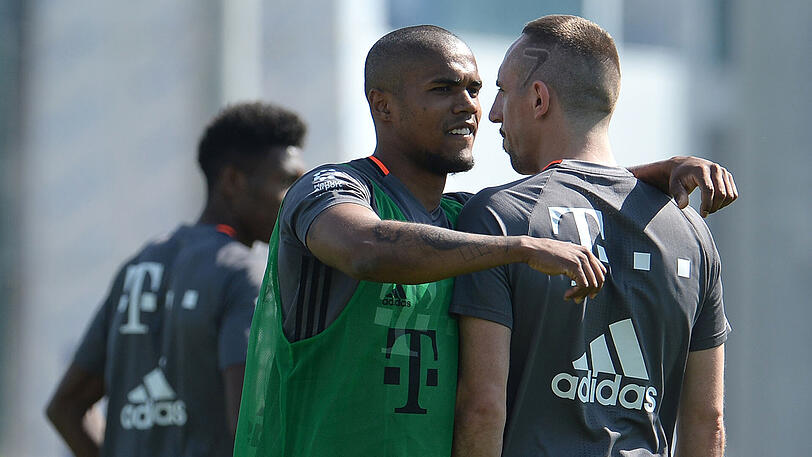 Douglas Costa (l.) hat aktuell die Nase vorn gegenüber Franck Ribéry im Kampf um die linke Seite.