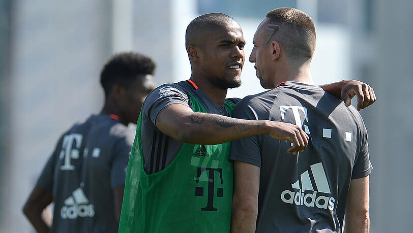 Douglas Costa (l.) hat aktuell die Nase vorn gegenüber Franck Ribéry im Kampf um die linke Seite. Douglas Costa (l.) hat aktuell die Nase vorn gegenüber Franck Ribéry im Kampf um die linke Seite.