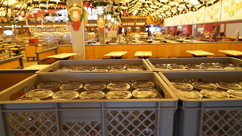 Bereits am Tag nach dem Wiesn-Kehraus haben die Abbau- und Aufräumarbeiten auf dem Oktoberfestgelände begonnen.