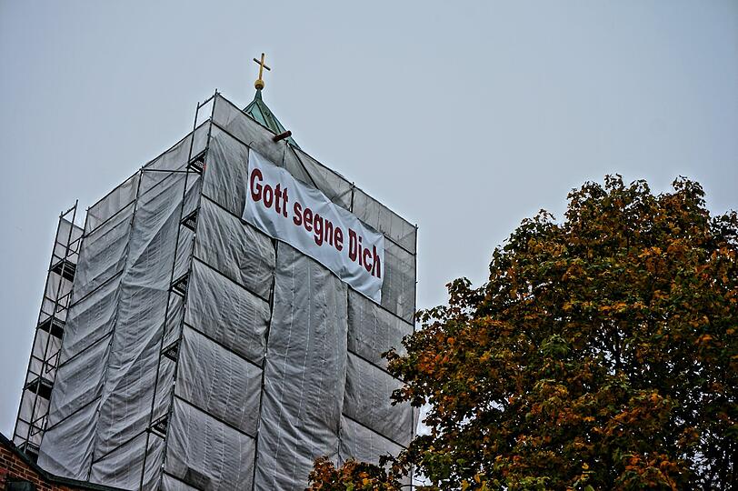 Der eingerüstete Turm der Paul-Gerhardt-Kirche.