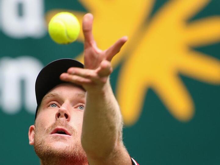 Der Tennisspieler Matthias Bachinger in Aktion. Foto: Friso Gentsch/dpa/Archivbild