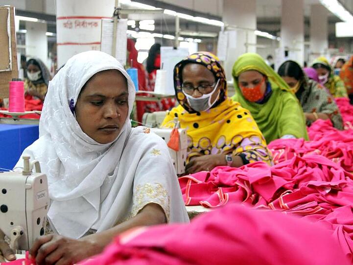 Bangladesh ist wie hier in einer Textilfabrik in einem Vorort der Hauptstadt Dhaka von den wirtschaftlichen Folgen des Coronavirus besonders betroffen.