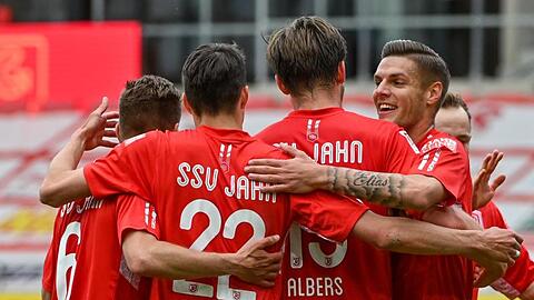 Die Mannschaft von Regensburg jubelt nach dem Treffer zum 2:0 gegen St. Pauli.