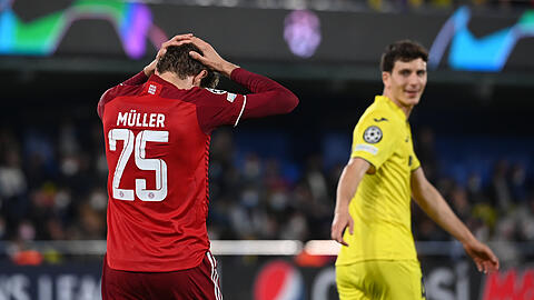 Leid und Freud: Müller schlägt die Hände überm Kopf zusammen, Torres kann lachen.