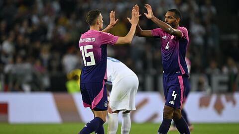 Zwei, die sich verstehen auf dem Platz: Nico Schlotterbeck (l) und Jonathan Tah.