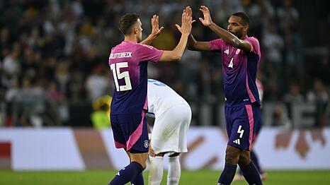 Zwei, die sich verstehen auf dem Platz: Nico Schlotterbeck (l) und Jonathan Tah.