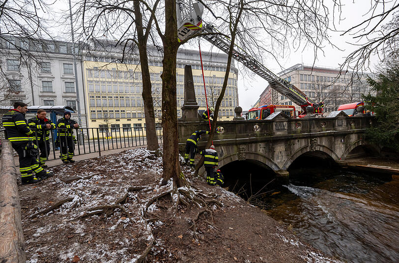 Lange haben Surfer die an Heiligabend illegal eingebaute Rampe, die immerhin eine kleine gr&uuml;ne Welle erzeugt hat, nicht nutzen k&ouml;nnen. Schon am 28. Dezember lie&szlig; die Verwaltung die Bretterkonstruktion von der Feuerwehr wieder abbauen.