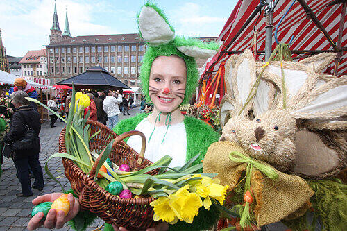 Dieser &ndash; weibliche &ndash; Osterhase eröffnete mit Wirtschaftsreferent Roland Fleck offiziell den Ostermarkt am Hauptmarkt.