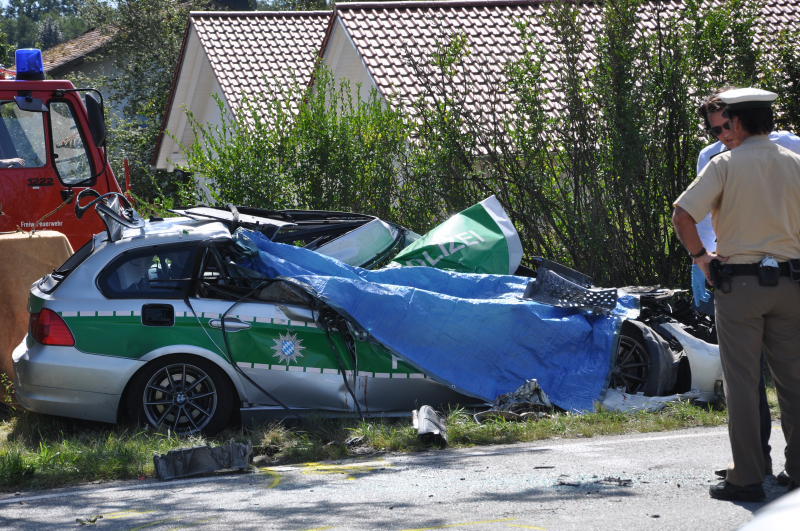 Polizeiwagen kracht in Betonmischer - Die Bilder vom schrecklichen Unfall