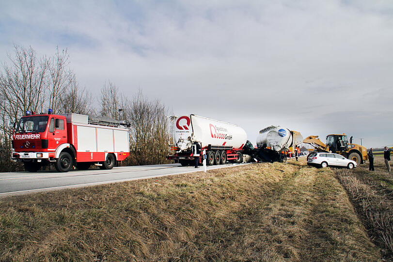 Bilder des dramatischen Verkehrsunfalls mit 4 Sattelzügen.