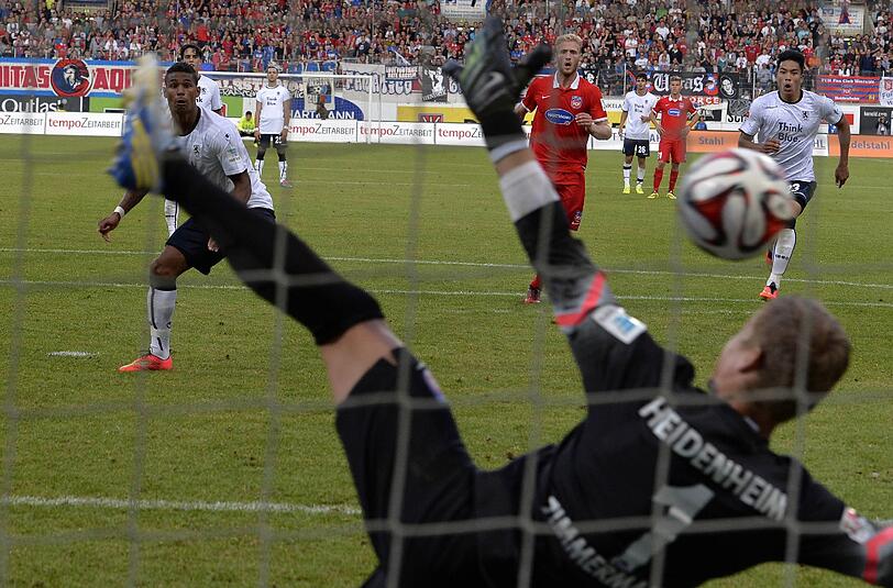Jan Zimmermann pariert den Elfmeter von Rubin Okotie.