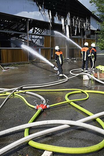 Die Lagerhalle in Markt Indersdorf ist komplett abgebrannt - wie es zu dem Feuer kam, ist aktuell noch unklar. Die Bilder vom Feuerwehreinsatz.