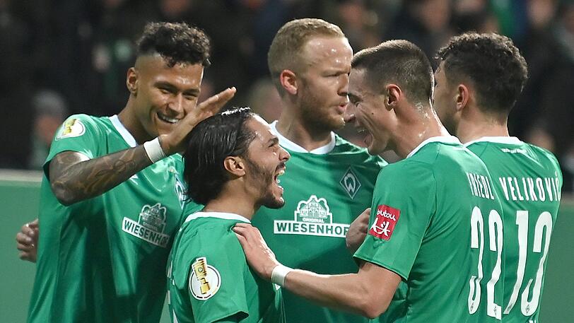Die Bremer Davie Selke, Leonardo Bittencourt und Marco Friedl (von links) jubeln beim 3:2-Sieg gegen Dortmund.