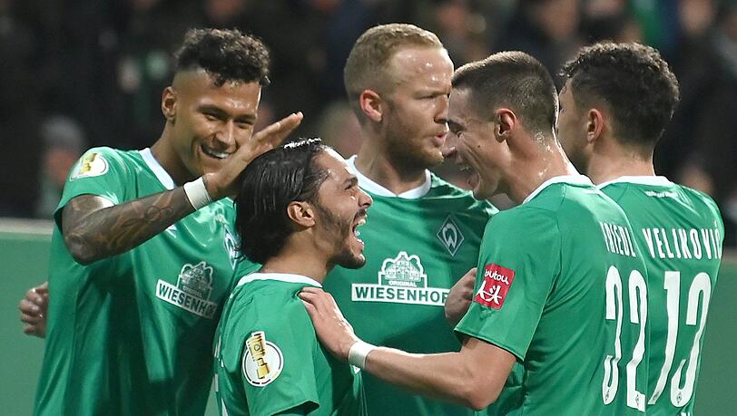 Die Bremer Davie Selke, Leonardo Bittencourt und Marco Friedl (von links) jubeln beim 3:2-Sieg gegen Dortmund. Die Bremer Davie Selke, Leonardo Bittencourt und Marco Friedl (von links) jubeln beim 3:2-Sieg gegen Dortmund.