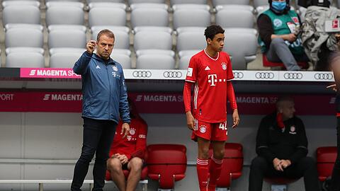 Hansi Flick verhalf Top-Talent Jamal Musiala am Samstag zum Profi-Debüt.
