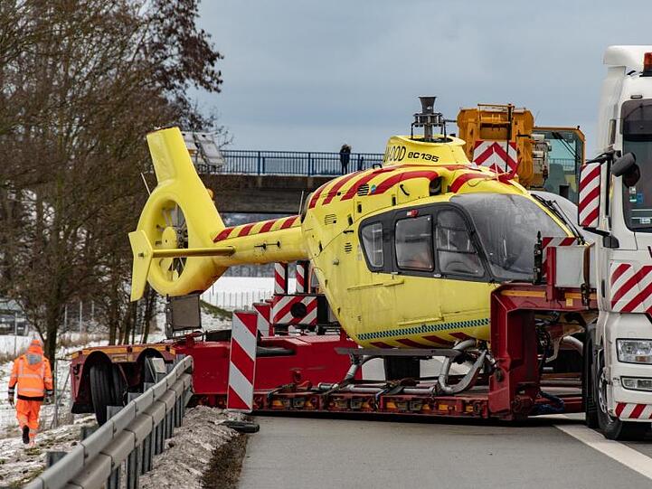 Ein Hubschrauber steht auf einem Lkw-Anhänger, der auf der A3 auf etwa 150 Metern Länge die Leitplanke niedergewalzt hat. Foto: Armin Weigel