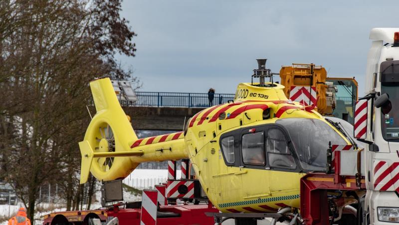 Ein Hubschrauber steht auf einem Lkw-Anhänger, der auf der A3 auf etwa 150 Metern Länge die Leitplanke niedergewalzt hat. Foto: Armin Weigel Ein Hubschrauber steht auf einem Lkw-Anhänger, der auf der A3 auf etwa 150 Metern Länge die Leitplanke niedergewalzt hat. Foto: Armin Weigel