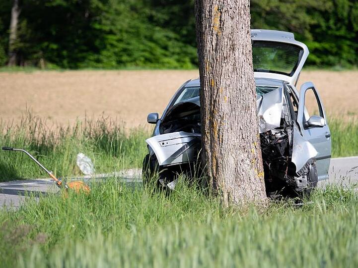 Ein zerstörtes Auto steht an der Unfallstelle. Ein Autofahrer ist in Pöcking bei Starnberg in eine Gruppe von Fußgängern gefahren.