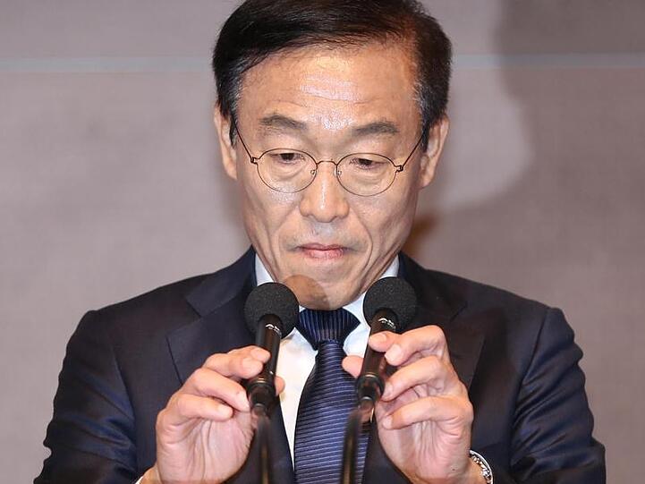 Samsung-Chef Kim Ki Nam entschuldigt sich bei Opfern von Berufskrankheiten und deren Familienangehörigen.