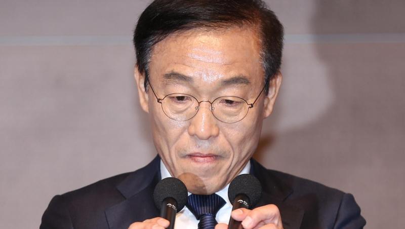 Samsung-Chef Kim Ki Nam entschuldigt sich bei Opfern von Berufskrankheiten und deren Familienangehörigen. Samsung-Chef Kim Ki Nam entschuldigt sich bei Opfern von Berufskrankheiten und deren Familienangehörigen.