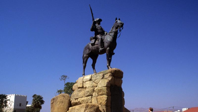 Das "Südwester Reiter" genannte Reiterdenkmal der ehemaligen deutschen Schutztruppe in Windhuk. Das Reiterdenkmal wurde am 27. Januar 1912 eingeweiht und soll an die Kolonialkriege des deutschen Kaiserreichs gegen die Herero und Nama in Deutsch-Südwestafrika erinnern.