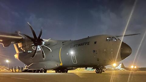 Ein Airbus A400M der deutschen Luftwaffe steht auf dem Flughafen von Taschkent.