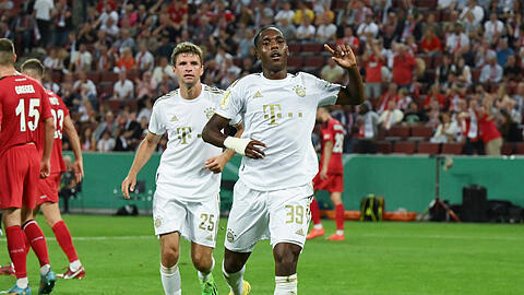 Mathys Tel jubelt nach seinem Treffern im DFB-Pokal.