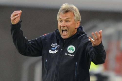 Machtlos an der Seitenlinie: Fürths Trainer Benno Möhlmann, engagiert wie immer, aber auch ziemlich verzweifelt.