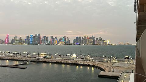 Blick auf die Skyline von Doha. Hier liegt das Kreuzfahrtschiff "Mein Schiff 5" aufgrund des Iran-Krieges im Hafen fest.