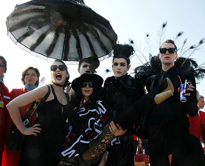 Wien steht ganz im Zeichen eines schrill-glamourösen Wochenendes. Am Freitag sind die ersten Promis für den Life Ball eingeflogen.