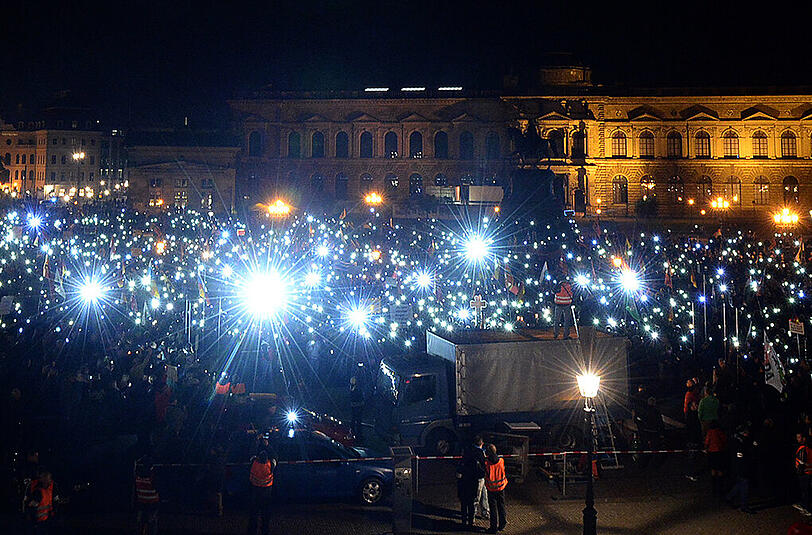 Tausende Handylichter für Tausende Pegida-Anhänger auf dem Theaterplatz in Dresden.