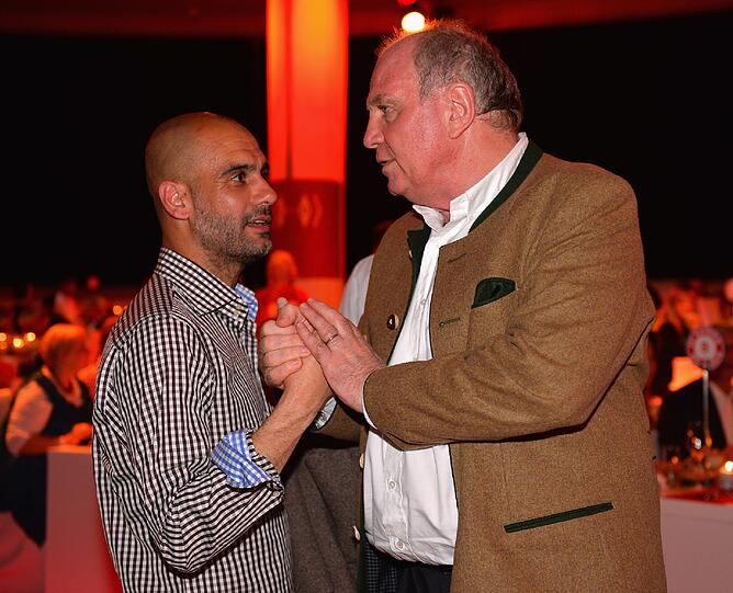 Pep Guardiola und Uli Hoeneß scheinen sich gut zu verstehen - nach Gesprächen mit dem ehemaligen FCB-Präsidenten entschied sich Guardiola zu einem Engagement bei den Bayern.