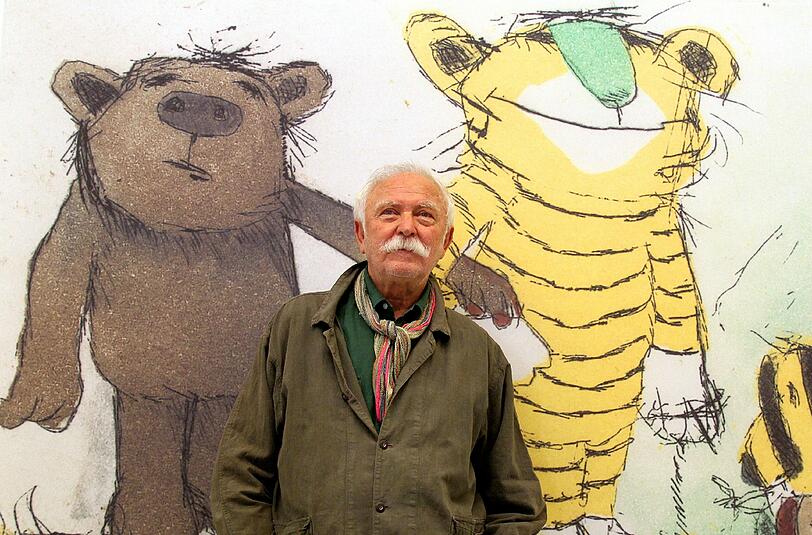 Als würden Bär und Tiger ihm die Hand auf die Schulter legen: Janosch, bürgerlich Horst Eckert, vor seinen Figuren.