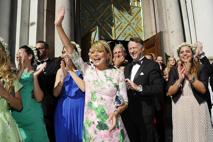 Uschi Glas winkt ihrem frisch verheirateten Schätzchen hinterher