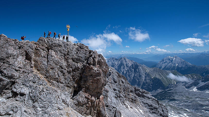 Der höchste Berg Deutschlands: Das Gipfelkreuz der Zugspitze steht auf 2962 Metern &ndash; und ist bei Touristen ein beliebtes Ziel.