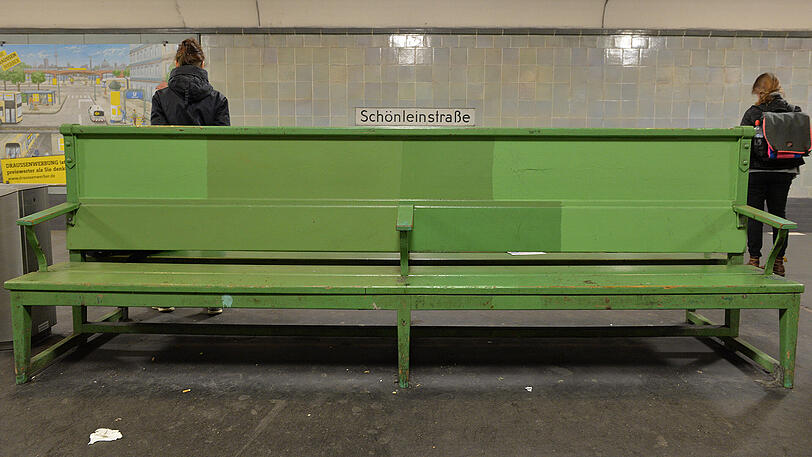Hier ereignete sich der Vorfall: Auf dieser Bank im U-Bahnhof Schönleinstraße schlief der Obdachlose.