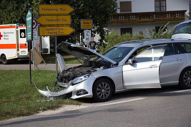 Bei einem Unfall an einer Kreuzung in Weildorf ist am Freitag eine Person schwer verletzt worden. Ein Mercedes-Fahrer hatte einen Skoda übersehen - es kam zum Zusammenstoß.