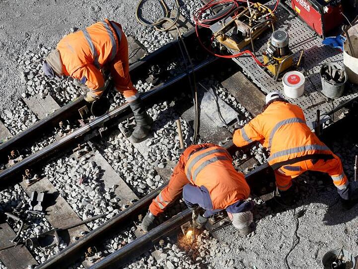 Ein Bautrupp der Bahn repariert das Gleisbett: Das Schienennetz ist teilweise marode und muss mit einem Milliardenaufwand erneuert werden.