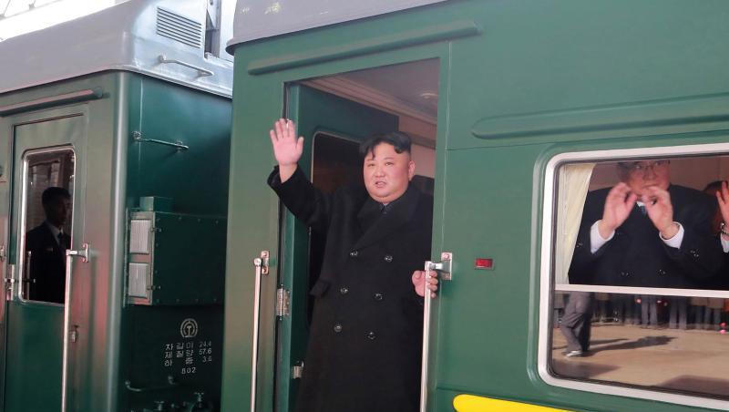 Nordkoreas Machthaber Kim Jong Un kurz vor Abfahrt des Zuges in Richtung Vietnam verlässt. Nordkoreas Machthaber Kim Jong Un kurz vor Abfahrt des Zuges in Richtung Vietnam verlässt.