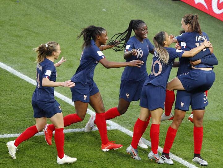 Frankreichs Fußball-Frauen feiern den gelungenen WM-Auftakt gegen Südkorea.
