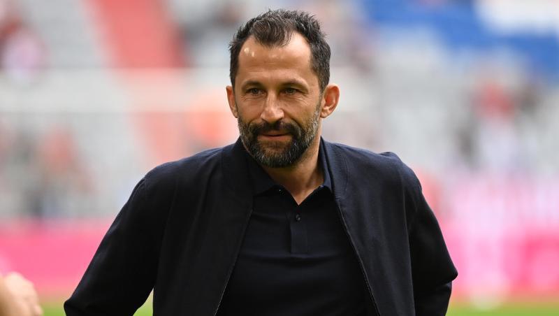Bayern-Sportvorstand Hasan Salihamidzic steht vor einem Spiel auf dem Platz.