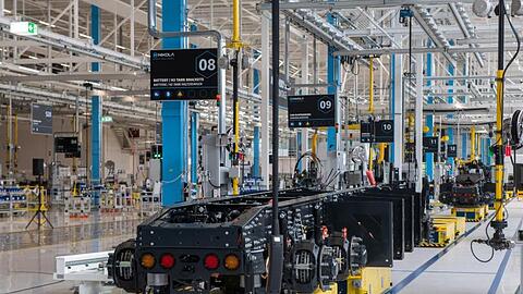 In der Produktionslinie beim Lastwagenhersteller Iveco-Nikola steht das Chassis eines batteriebetriebenen Lastwagens.