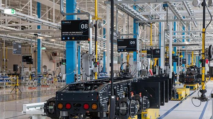 In der Produktionslinie beim Lastwagenhersteller Iveco-Nikola steht das Chassis eines batteriebetriebenen Lastwagens.