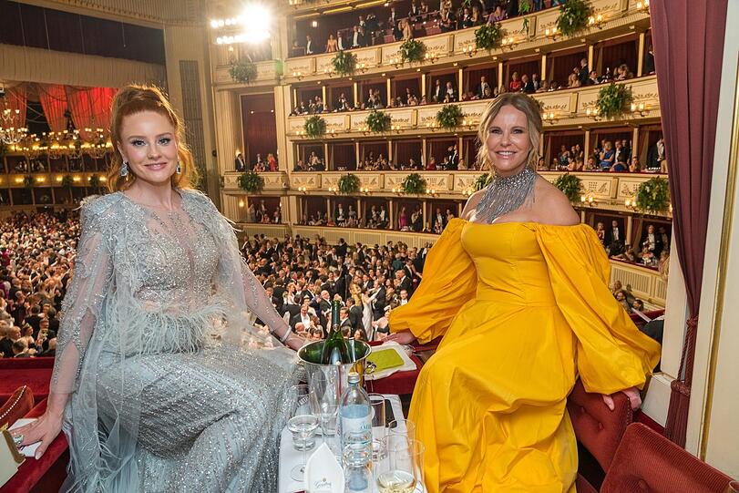 Zwei große Ball-Fans: Model Barbara Meier (links) und Moderatorin KatjaBurkard (mit XXL-Kette zur sonnigen XXL-Robe).