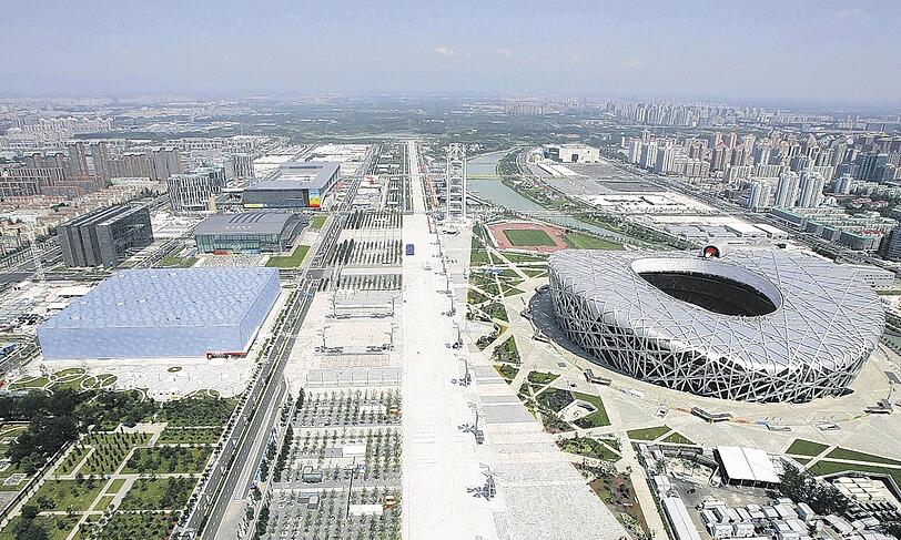 Olympia-Standort Peking: Rechts im Bild das berühmte, &bdquo;Vogelnest&ldquo; genannte, Nationalstadion. Schräg gegenüber davon (roter Kreis) steht Glöckners spektakulärer Bau. Foto: AP
