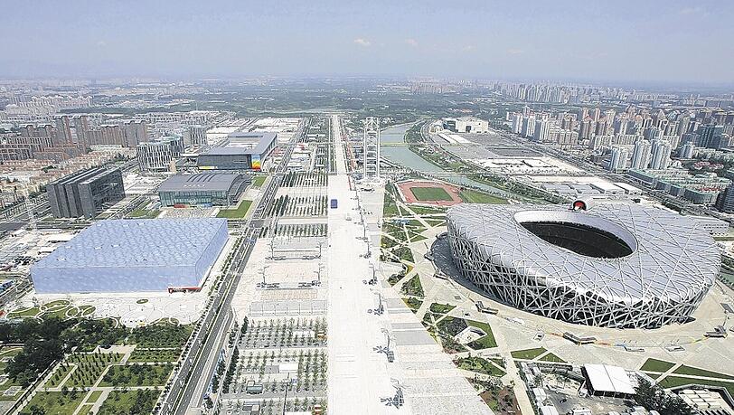 Olympia-Standort Peking: Rechts im Bild das berühmte, „Vogelnest“ genannte, Nationalstadion. Schräg gegenüber davon (roter Kreis) steht Glöckners spektakulärer Bau. Foto: AP Olympia-Standort Peking: Rechts im Bild das berühmte, „Vogelnest“ genannte, Nationalstadion. Schräg gegenüber davon (roter Kreis) steht Glöckners spektakulärer Bau. Foto: AP
