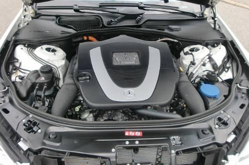 Das Kraft-Paket: der Sechszylinder des S 400 Hybrid, die Akkus sitzen oben links.