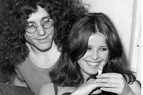 Freie, highe Liebe: Uschi Obermaier und Rainer Langhans mit dem obligatorischen Joint in der Kommune I 1968 (oben). Heute haben die beiden keine besonders innige Beziehung mehr &ndash; im Gegenteil. Sie findet ihn peinlich, emotions- und humorlos.